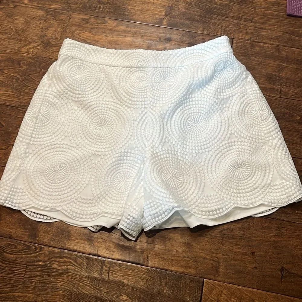 TRINA TURK White Embroidered Hanah Short In White, size SMALL